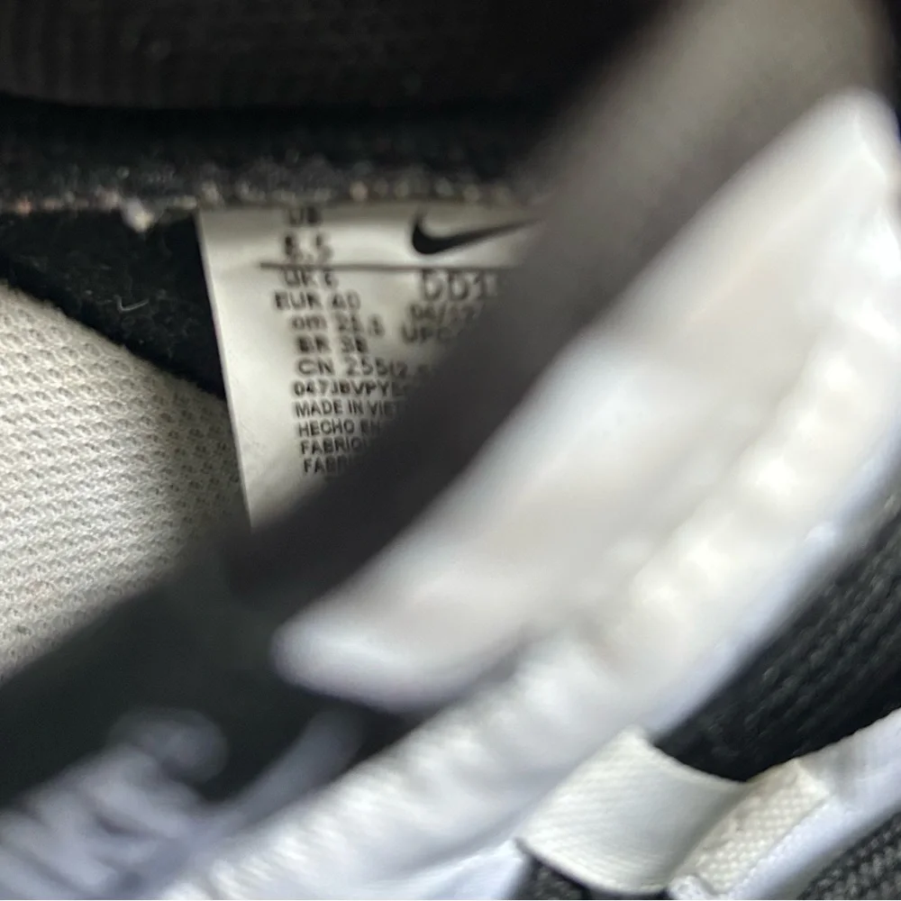 Nike Womens Black and White Sneakers - Picture 9 of 9